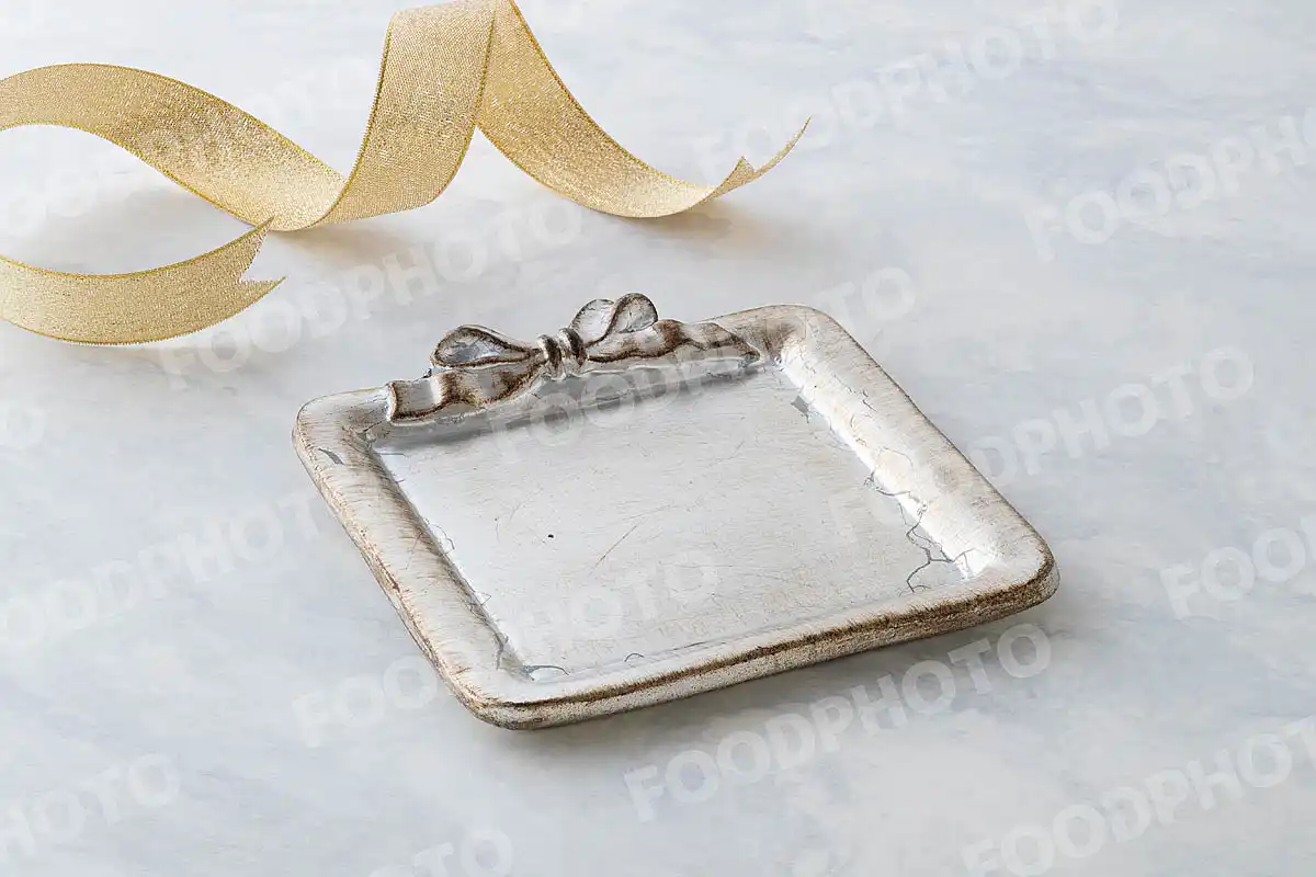 金銀のリボンと銀の小さなスクエアトレー