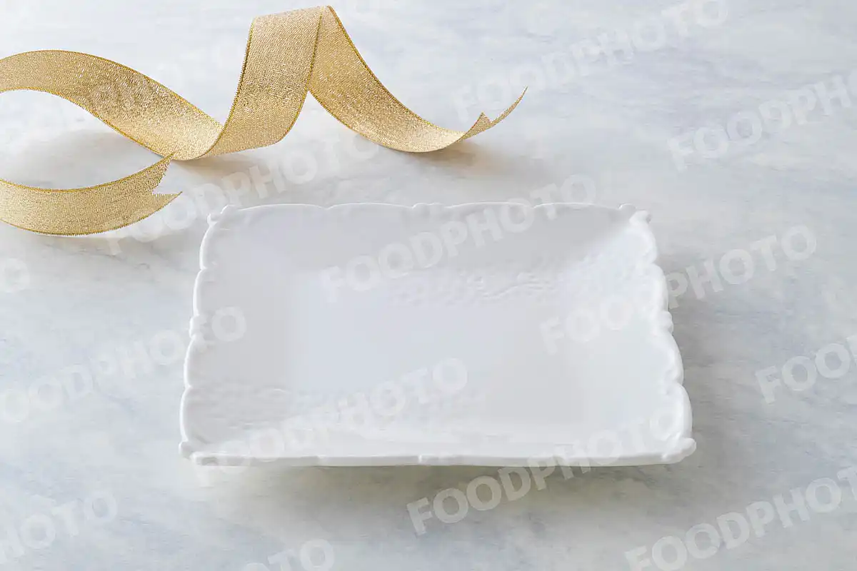 金銀のリボンと白いスクエアデザートプレート