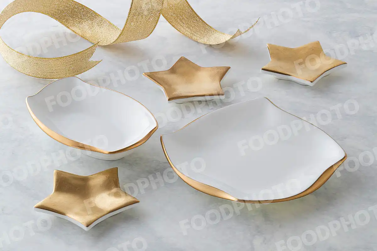 金銀のリボンと金縁の薬味皿。金のカトラリーレスト。