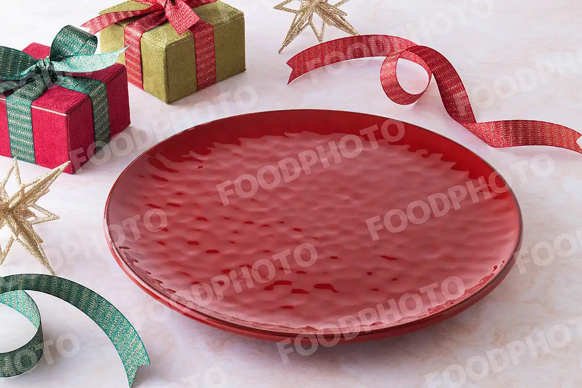 赤緑のリボンと赤いラウンドディナープレート