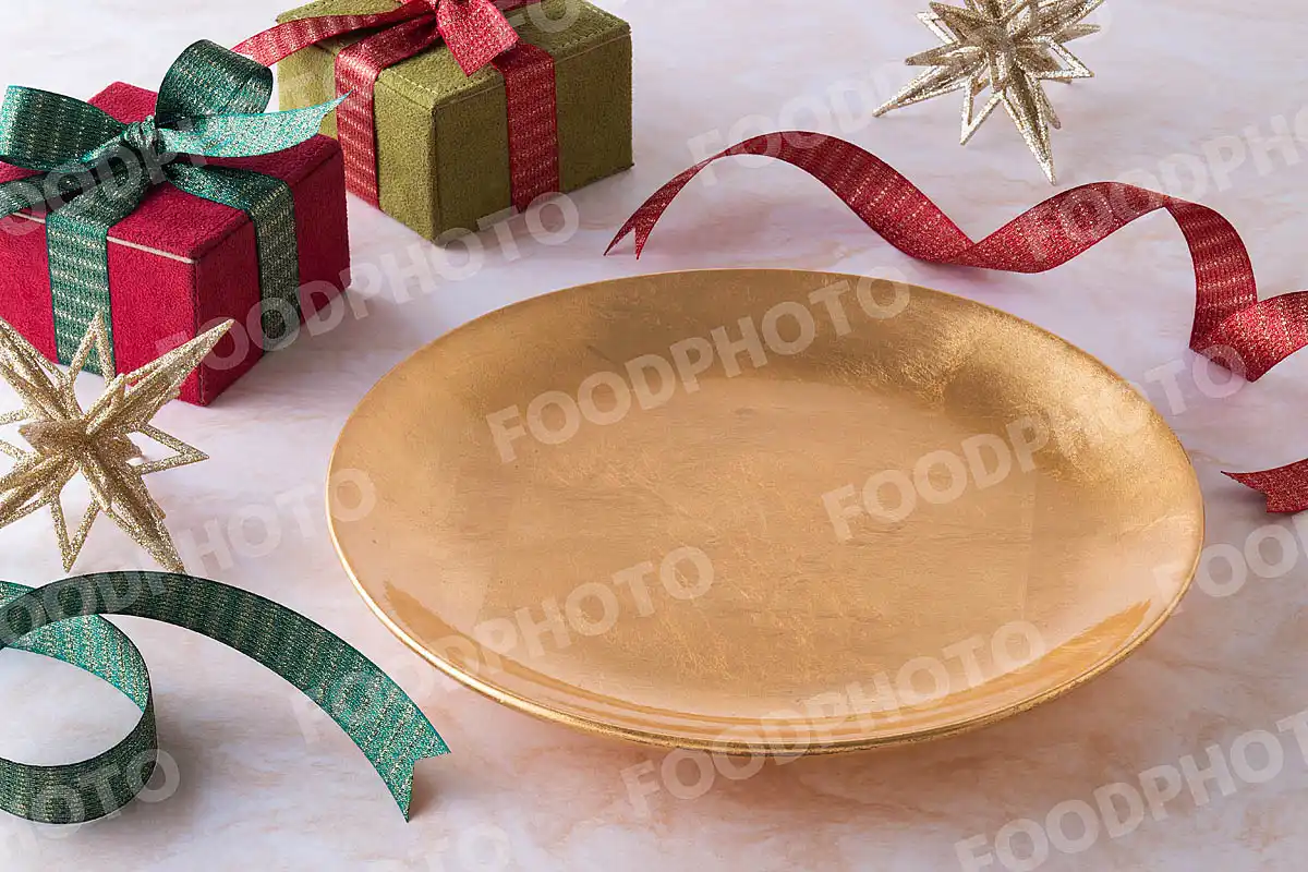 赤緑のリボンと金のラウンドディナープレート