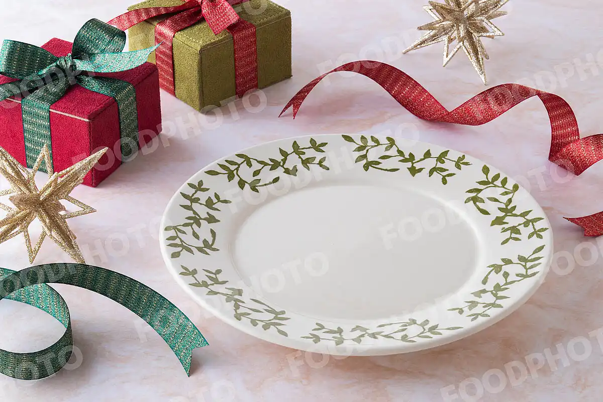 赤緑のリボンと葉柄の白いラウンドディナープレート