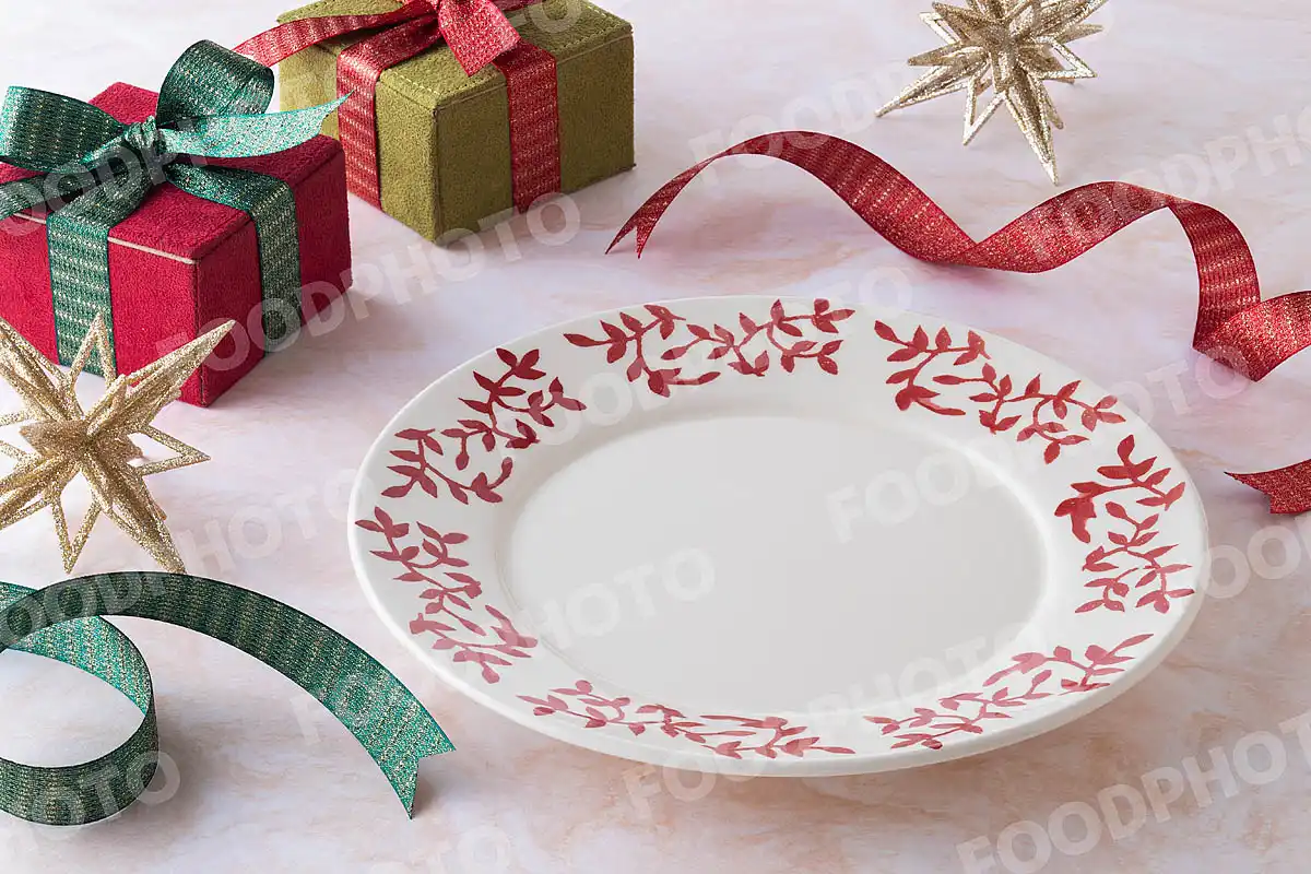 赤緑のリボンと葉柄の白いラウンドディナープレート