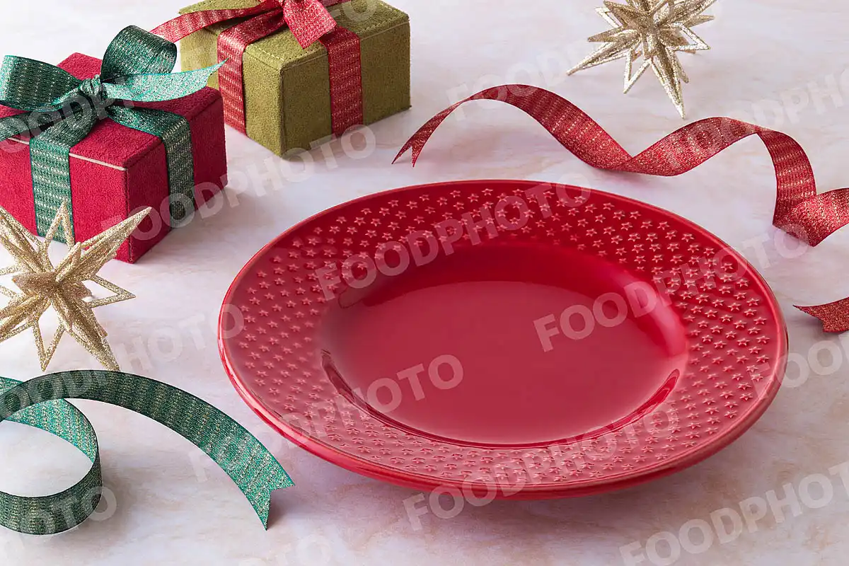 赤緑のリボンと星柄の赤いラウンドディナープレート