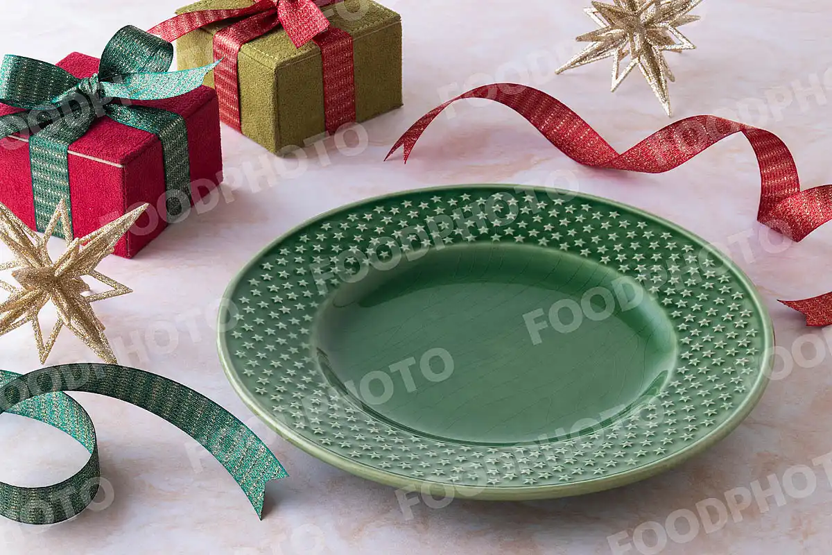 赤緑のリボンとリムに星柄の入った緑色のラウンドディナープレート