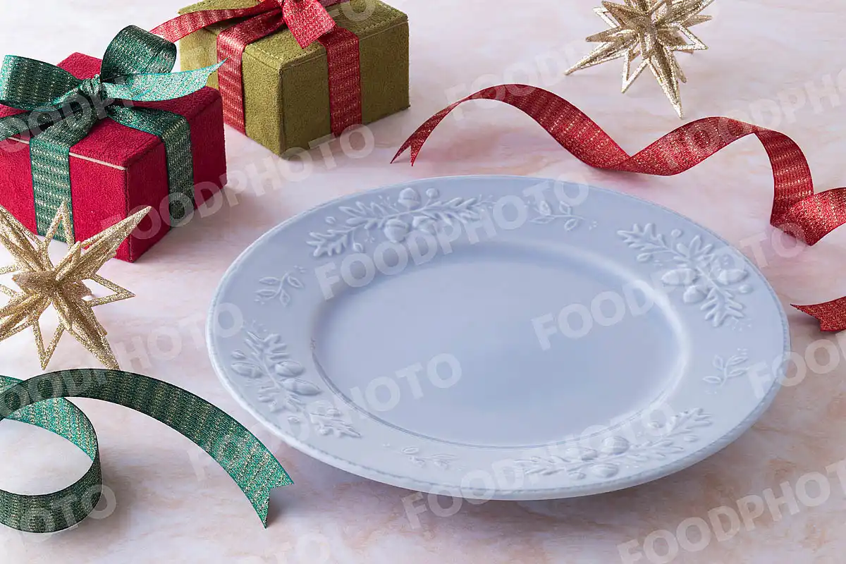 赤緑のリボンとリムに木ノ実を施した空色のラウンドディナープレート