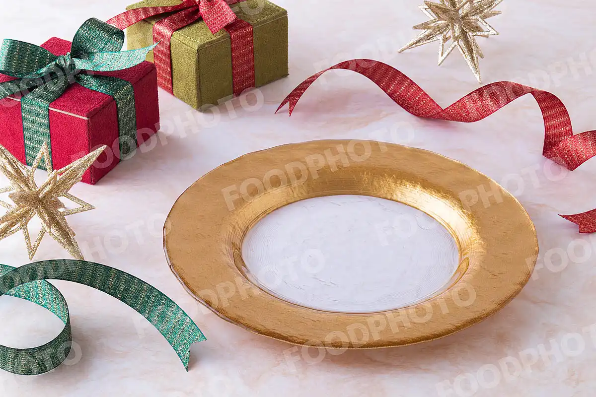 赤緑のリボンとリムが金色のガラスラウンドディナープレート