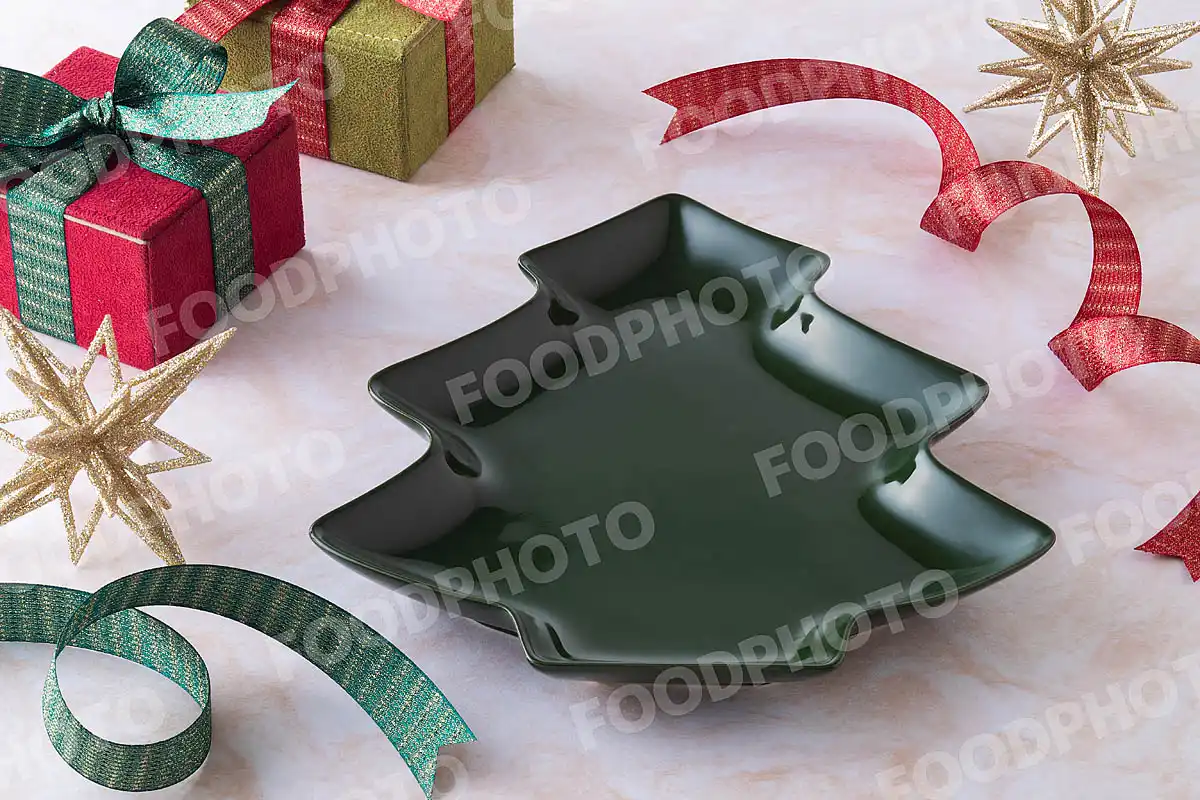 赤緑のリボンとクリスマスツリー型のデザートプレート