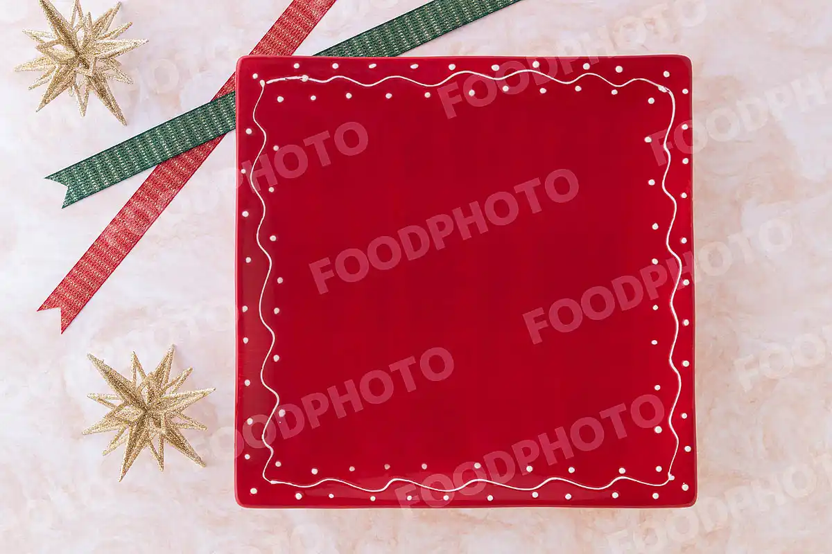 赤緑のリボンと赤いスクエアディナープレート