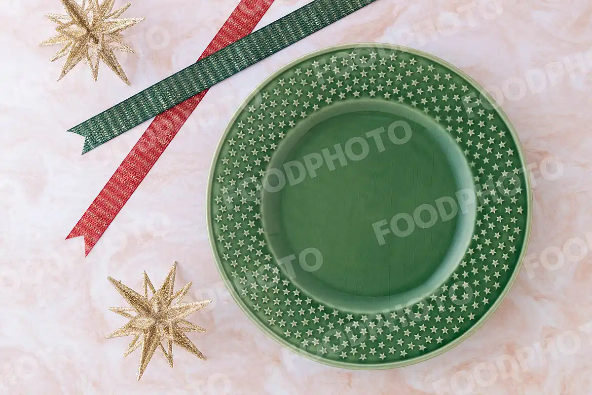 赤緑のリボンとリムに星柄の入った緑色のラウンドディナープレート