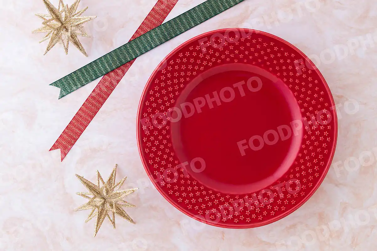 赤緑のリボンと星柄の赤いラウンドディナープレート