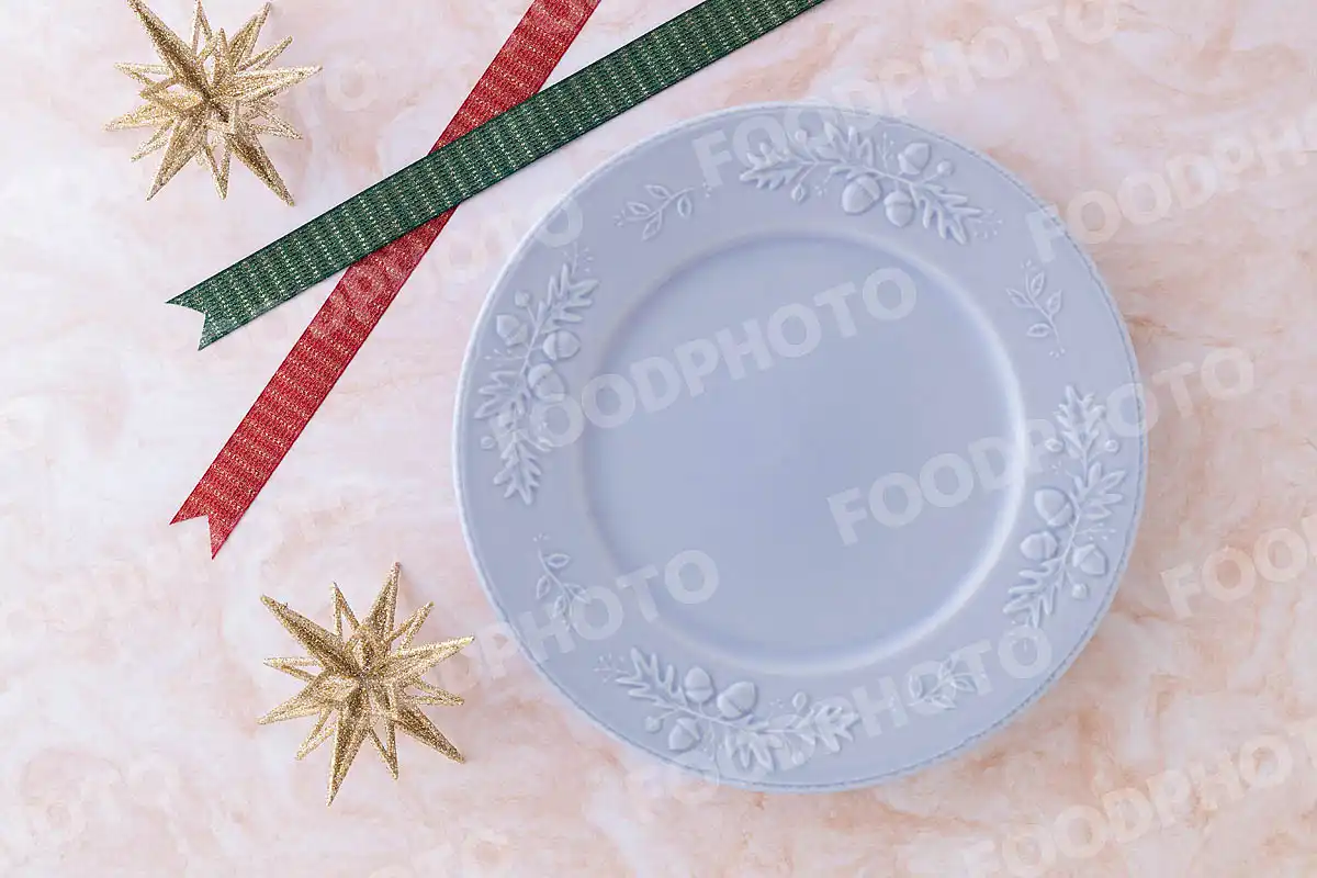 赤緑のリボンとリムに木ノ実を施した空色のラウンドディナープレート