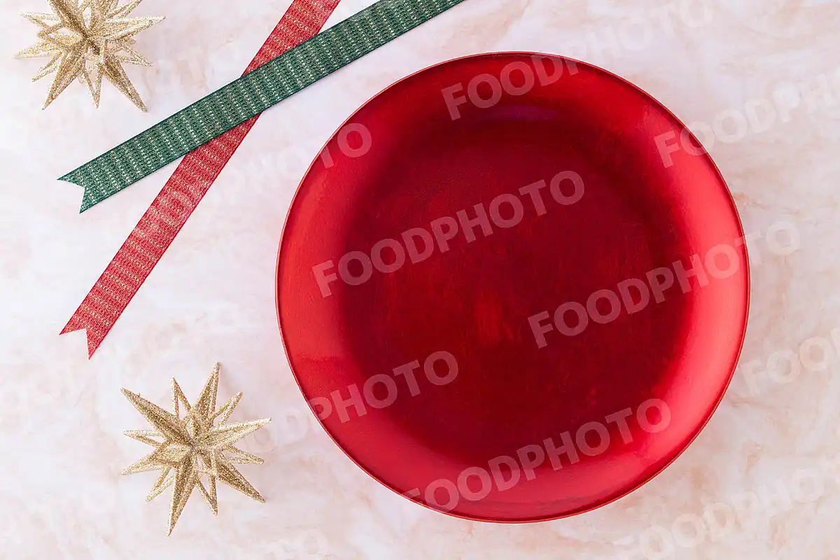 赤緑のリボンと赤いラウンドディナープレート