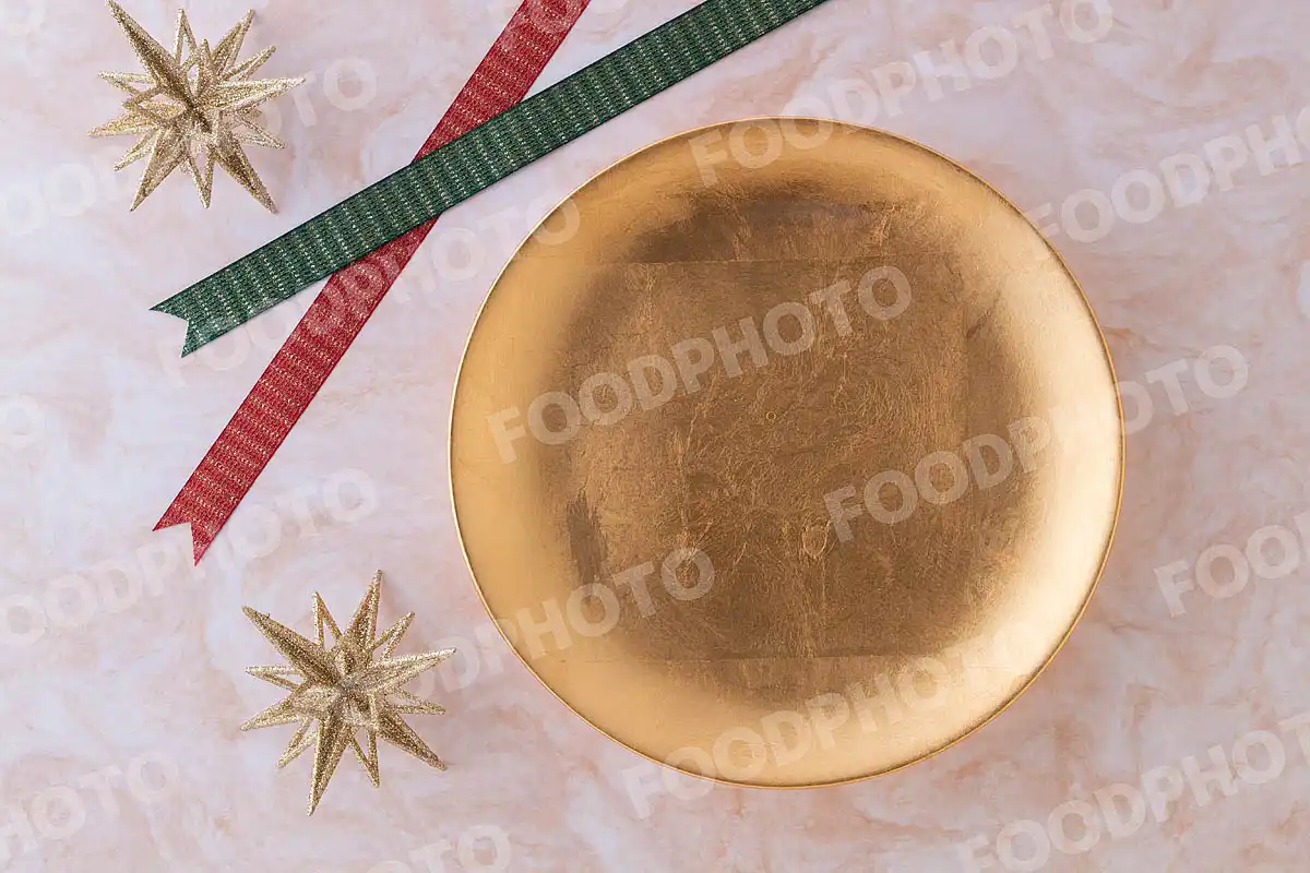 赤緑のリボンと金のラウンドディナープレート