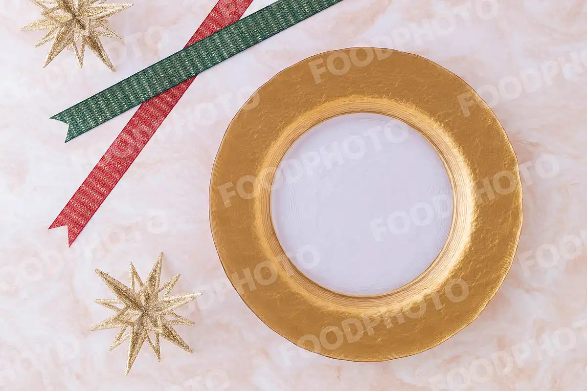 赤緑のリボンとリムが金色のガラスラウンドディナープレート