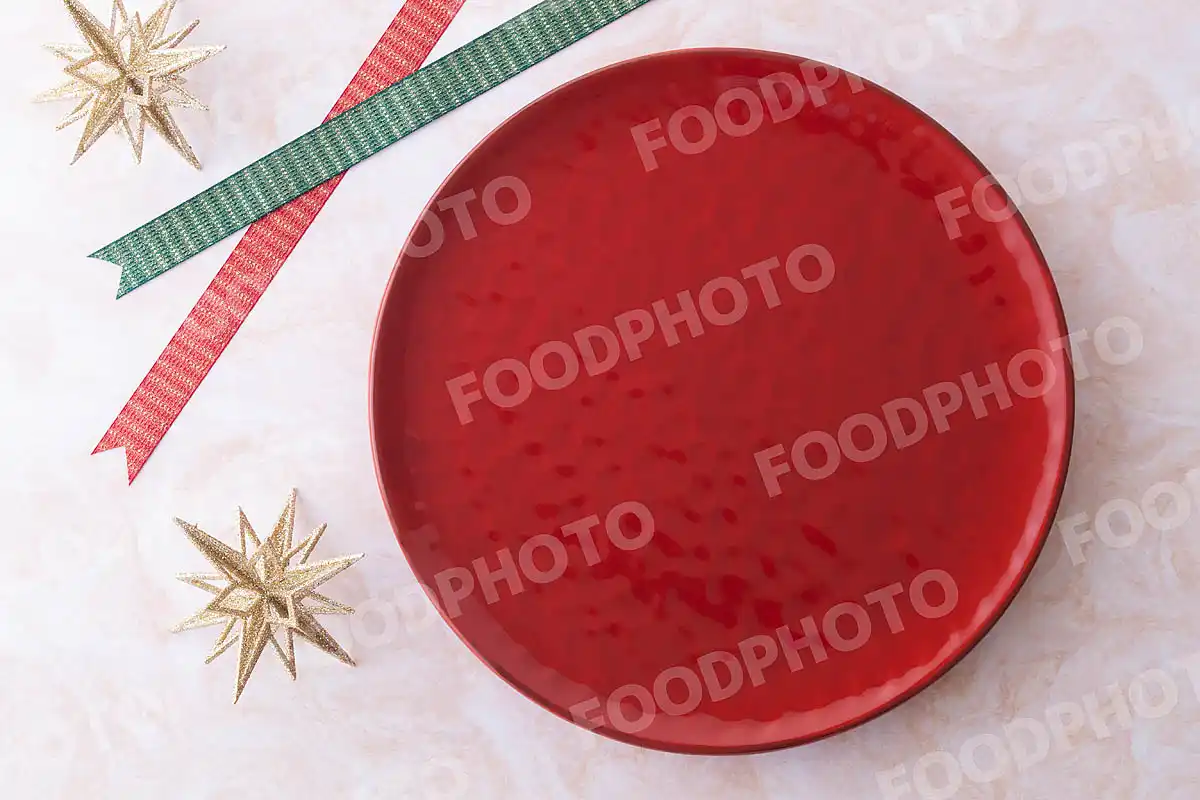 赤緑のリボンと赤いラウンドディナープレート