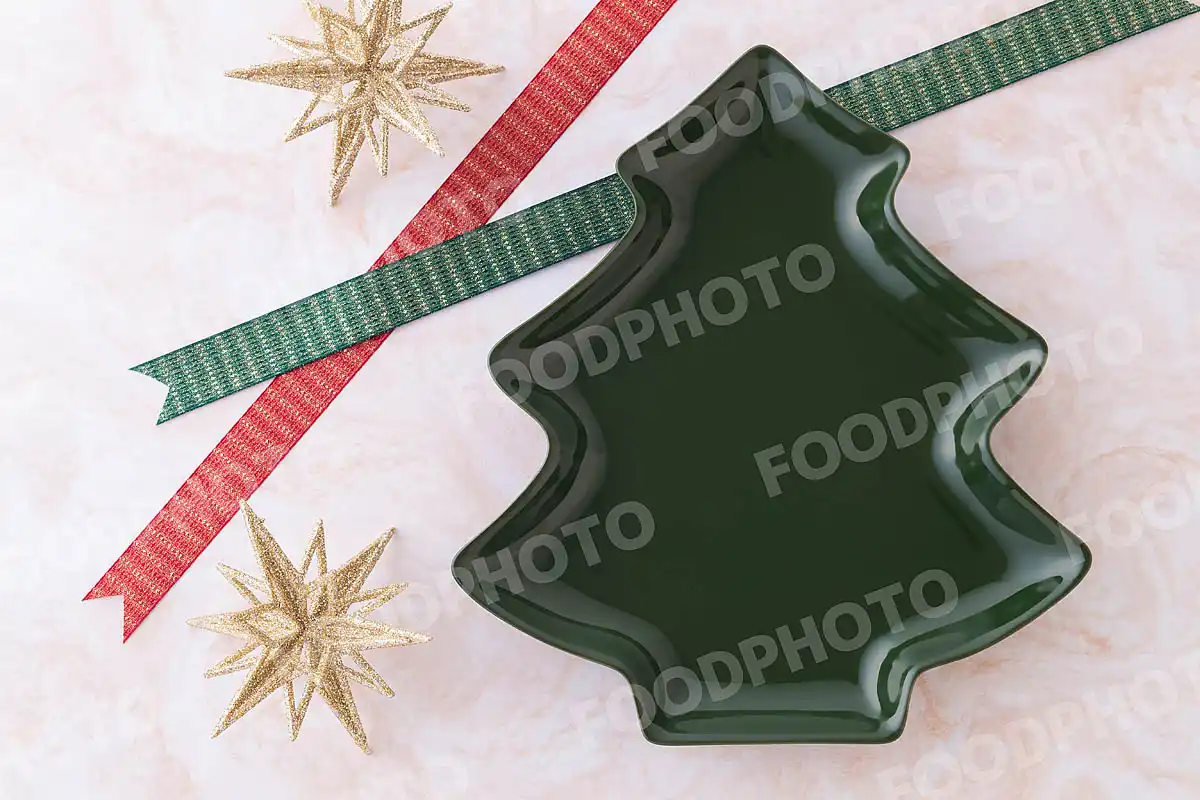 赤緑のリボンとクリスマスツリー型のデザートプレート