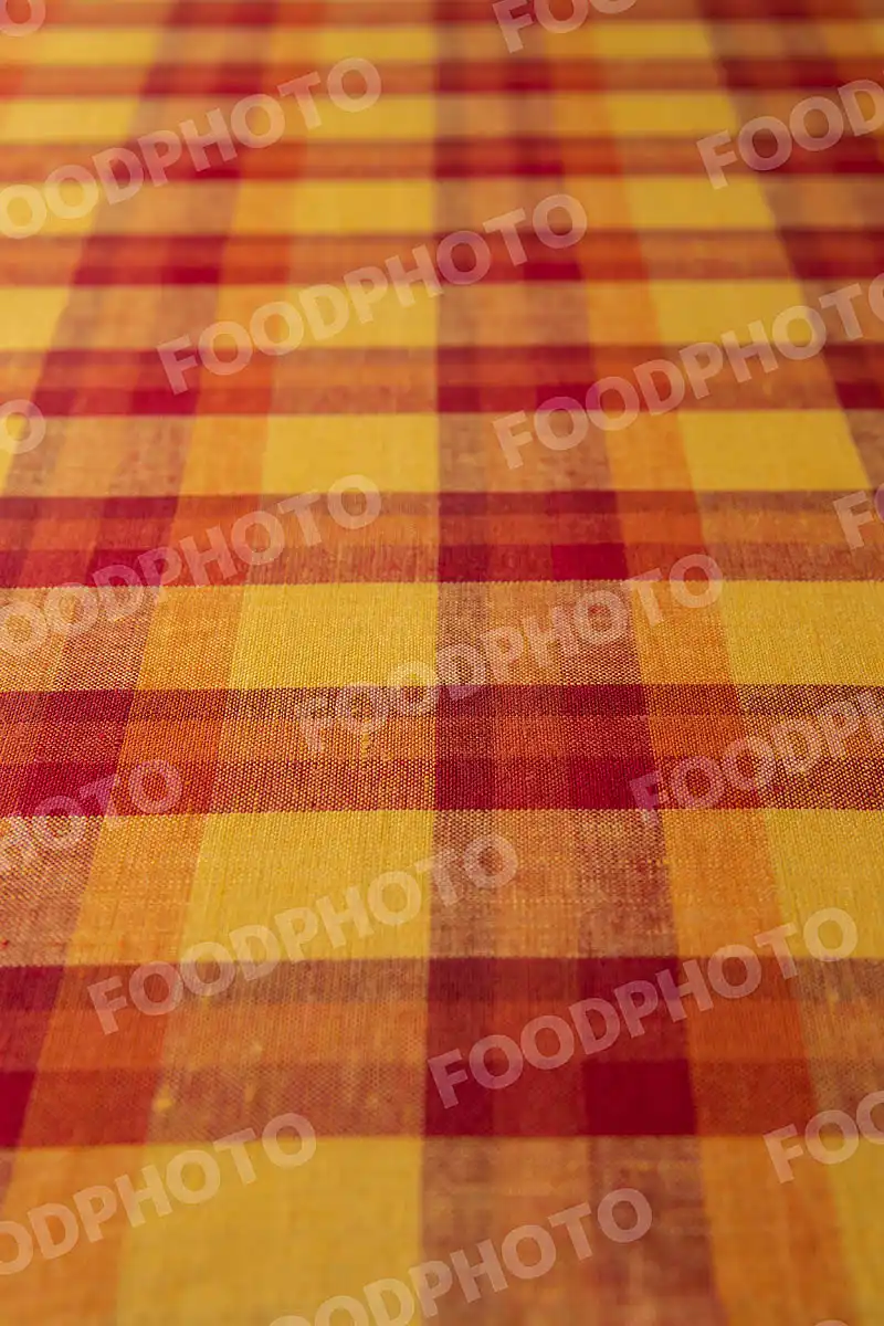 レッド・オレンジ・イエロー  / チェック柄テーブルクロス。 