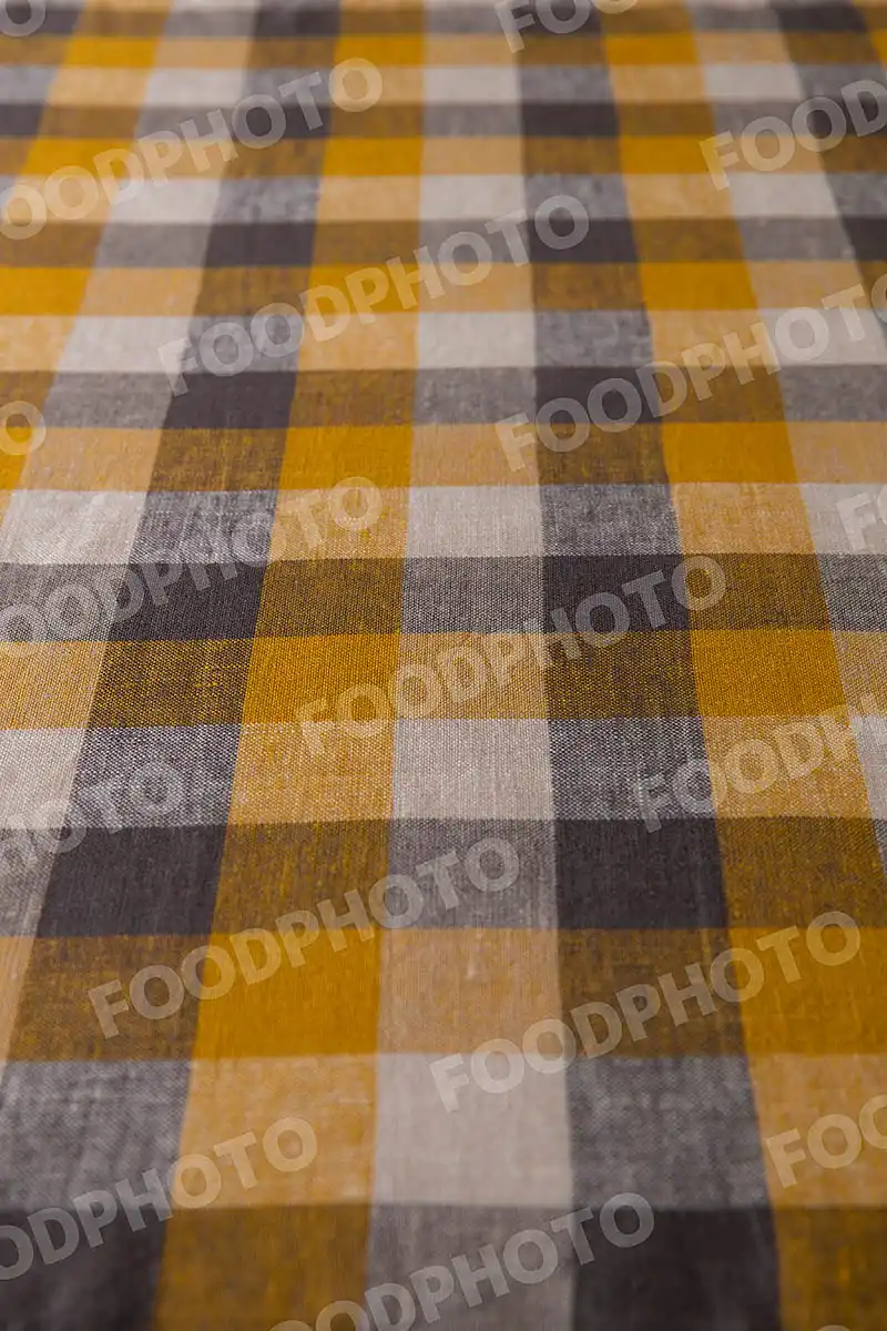 ダークブラウン・オレンジ・ベージュ  / チェック柄テーブルクロス。 