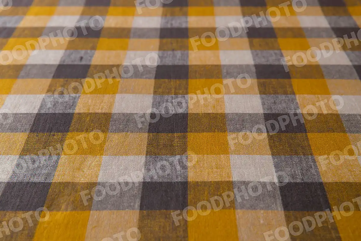 ダークブラウン・オレンジ・ベージュ  / チェック柄テーブルクロス。 