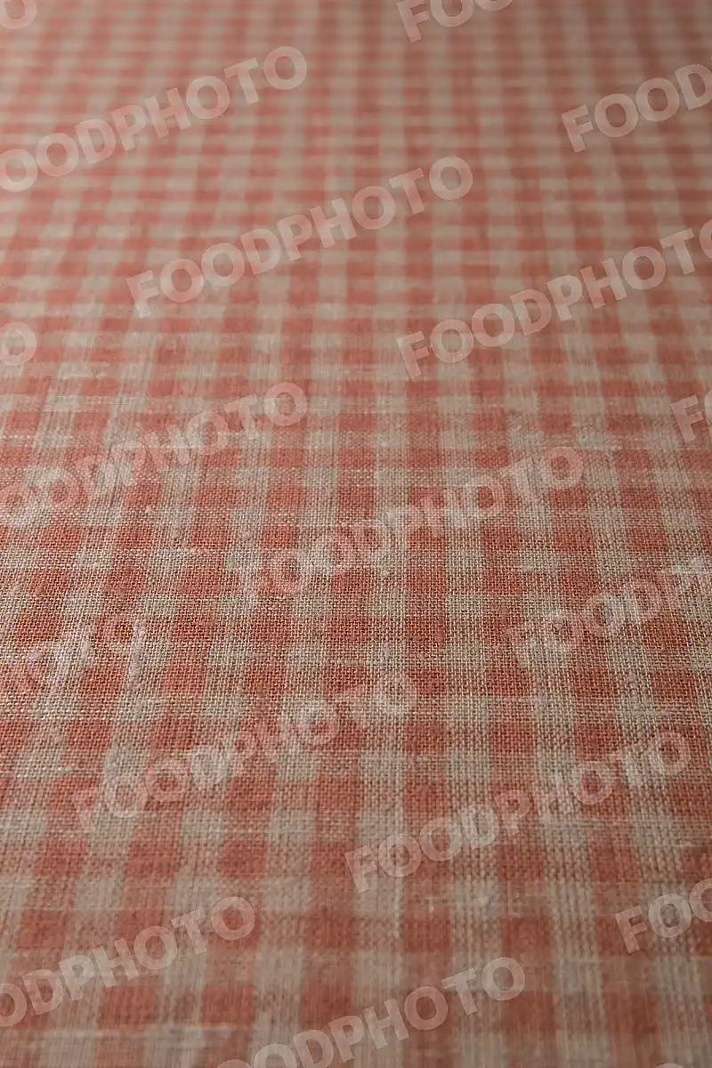 くすんだサーモン・くすんだベージュ / チェック柄テーブルクロス。 