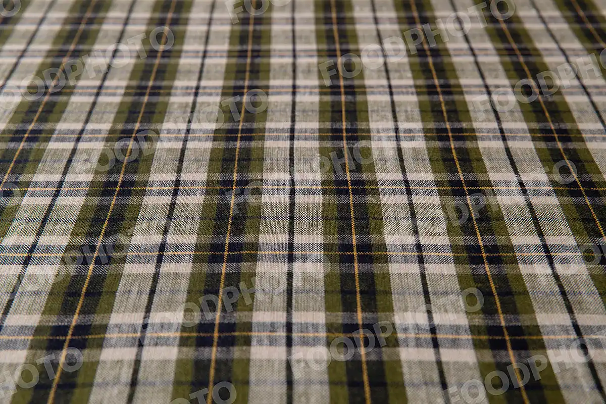 オリーブ・ブラック・イエロー・ホワイト / チェック柄テーブルクロス。 