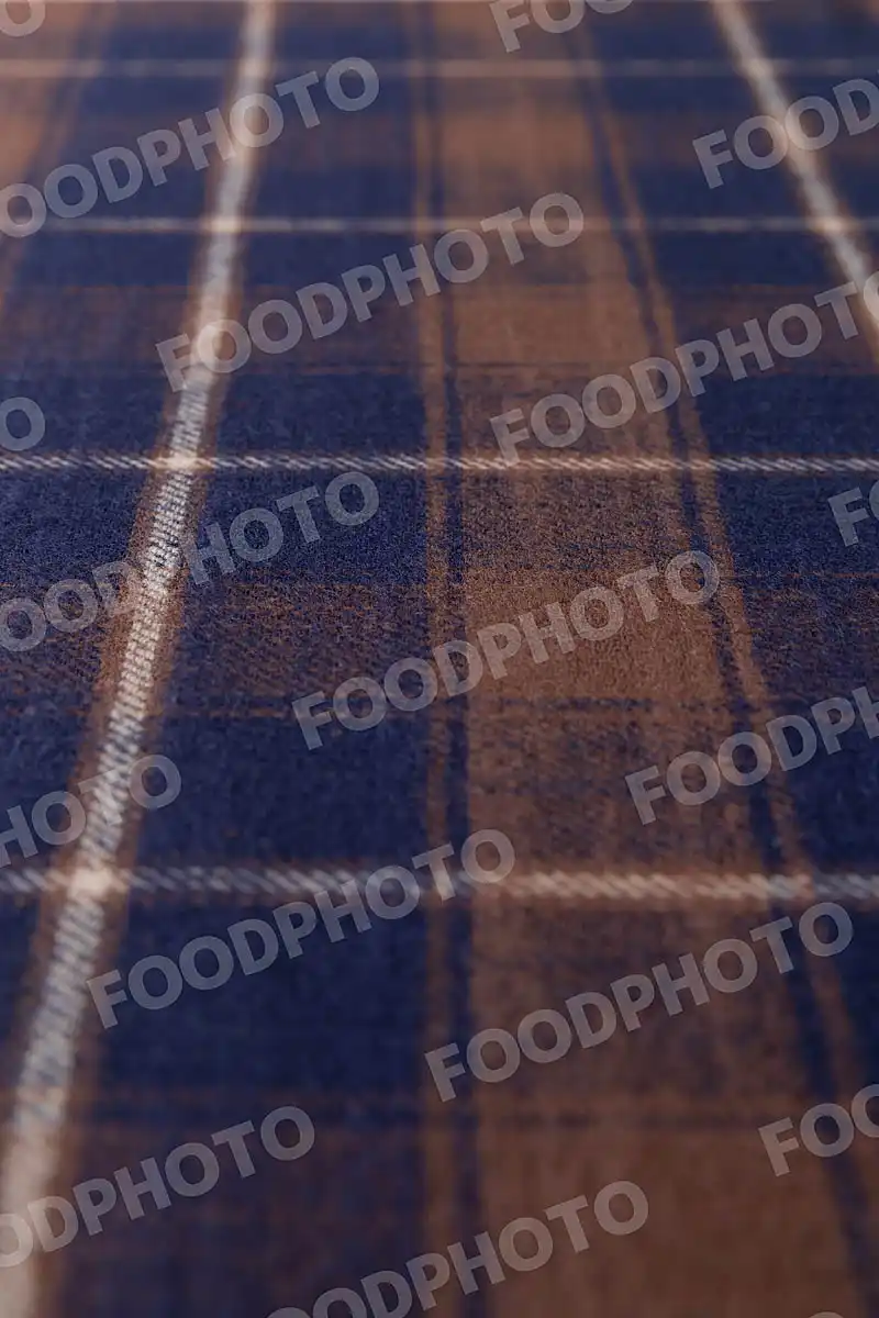 ネイビー・ブラウン・ホワイト / チェック柄テーブルクロス。 