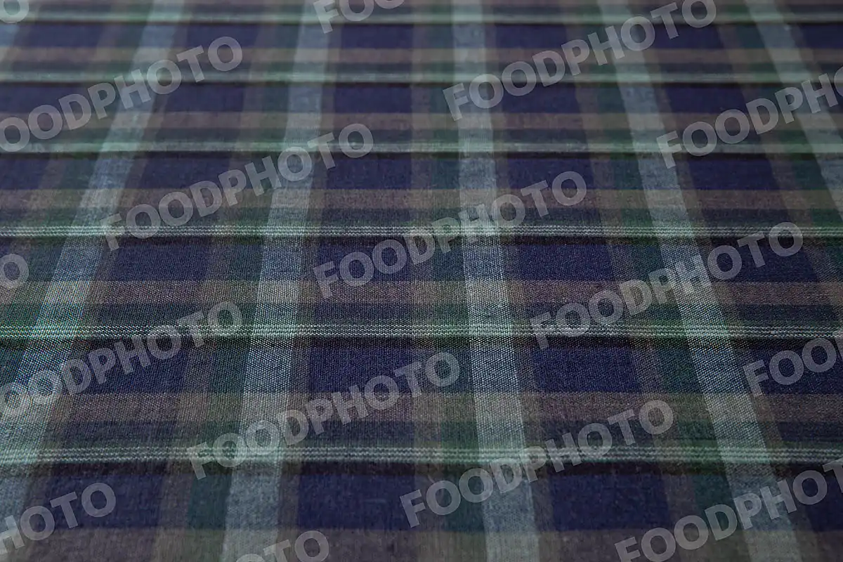 ネイビー・ダークグリーン・グレー・ホワイト / チェック柄テーブルクロス。 