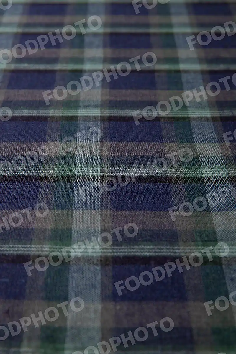 ネイビー・ダークグリーン・グレー・ホワイト / チェック柄テーブルクロス。 