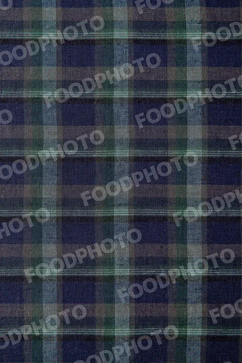 ネイビー・ダークグリーン・グレー・ホワイト / チェック柄テーブルクロス。 