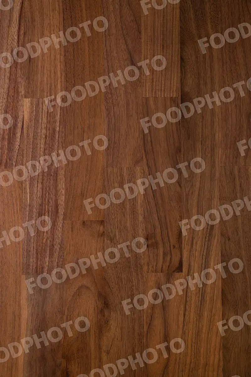 木目の表情豊かなオーク調のテーブル。