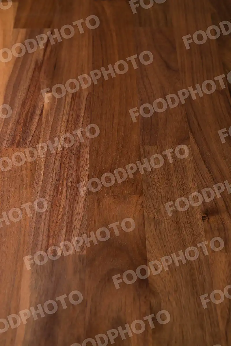 木目の表情豊かなオーク調のテーブル。