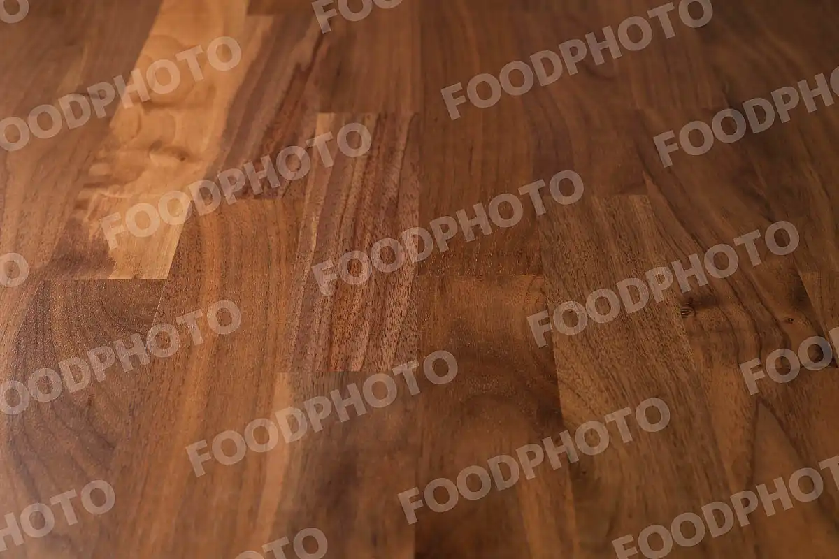 木目の表情豊かなオーク調のテーブル。