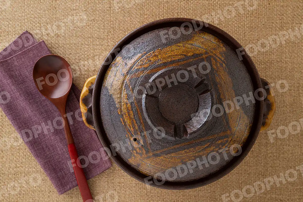 木製のおたまと格子文様の土鍋  / 蓋閉