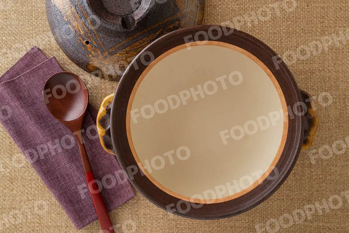 木製のおたまと格子文様の土鍋 / 蓋開