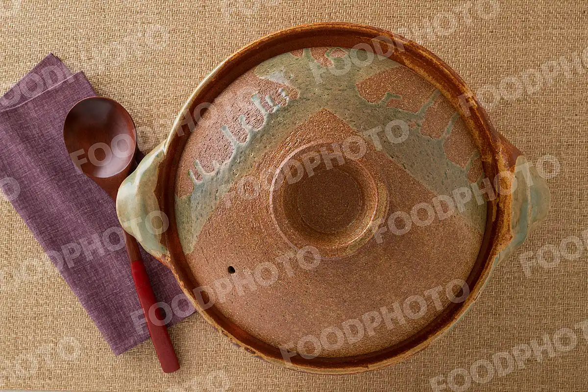 木製のおたまと素朴な質感の土鍋 / 蓋閉