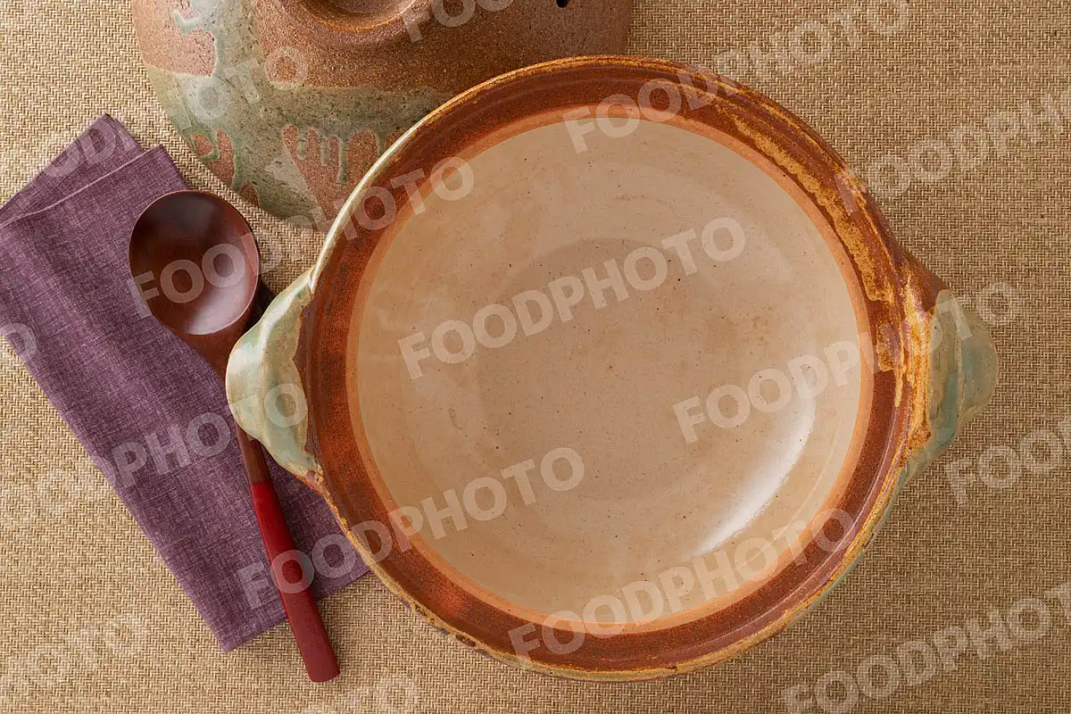 木製のおたまと素朴な質感の土鍋 / 蓋開