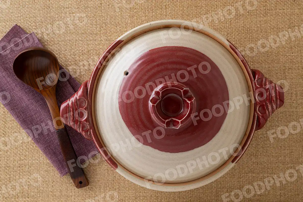 木製のおたまと紅白柄の土鍋 / 蓋閉