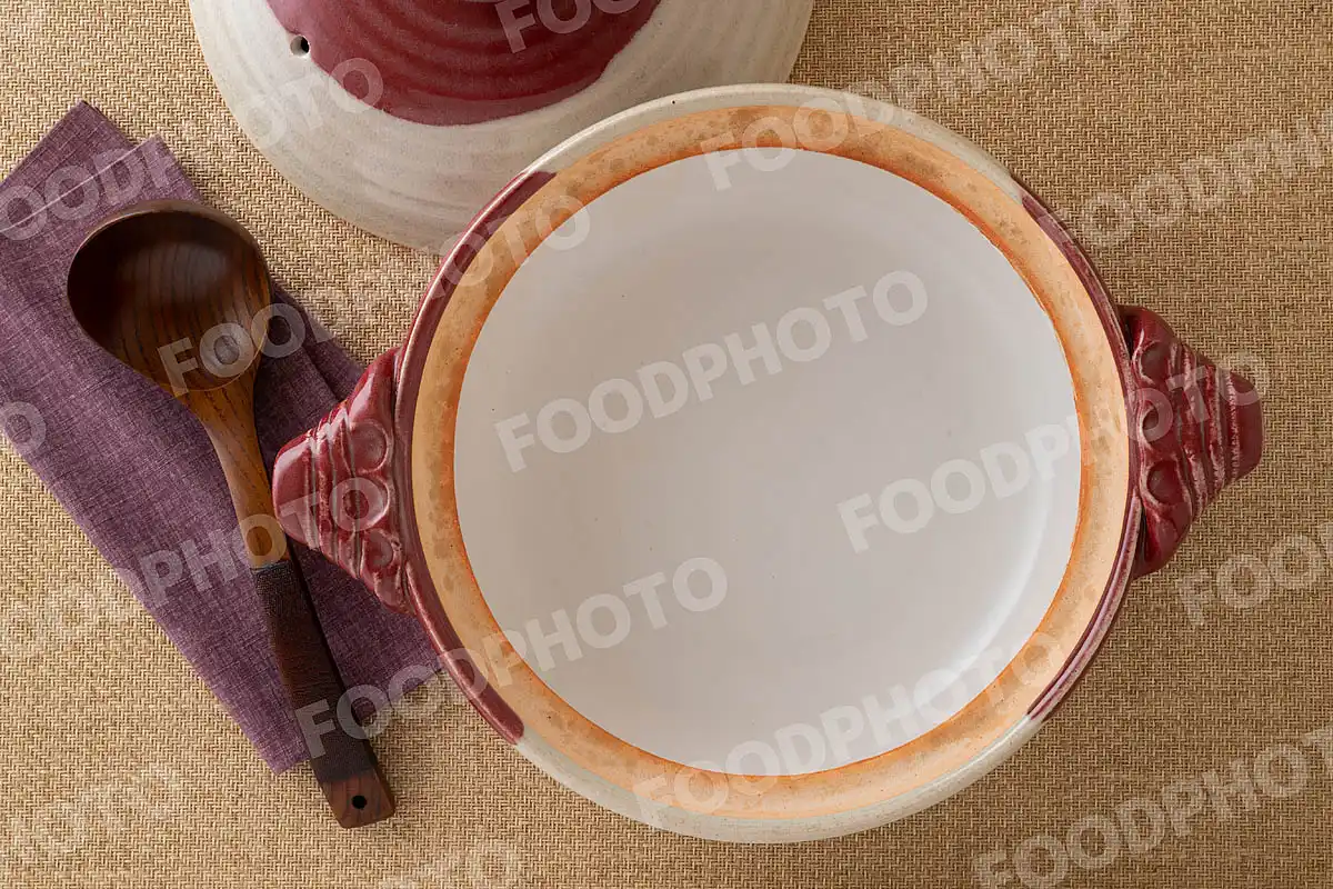 木製のおたまと紅白柄の土鍋 / 蓋開