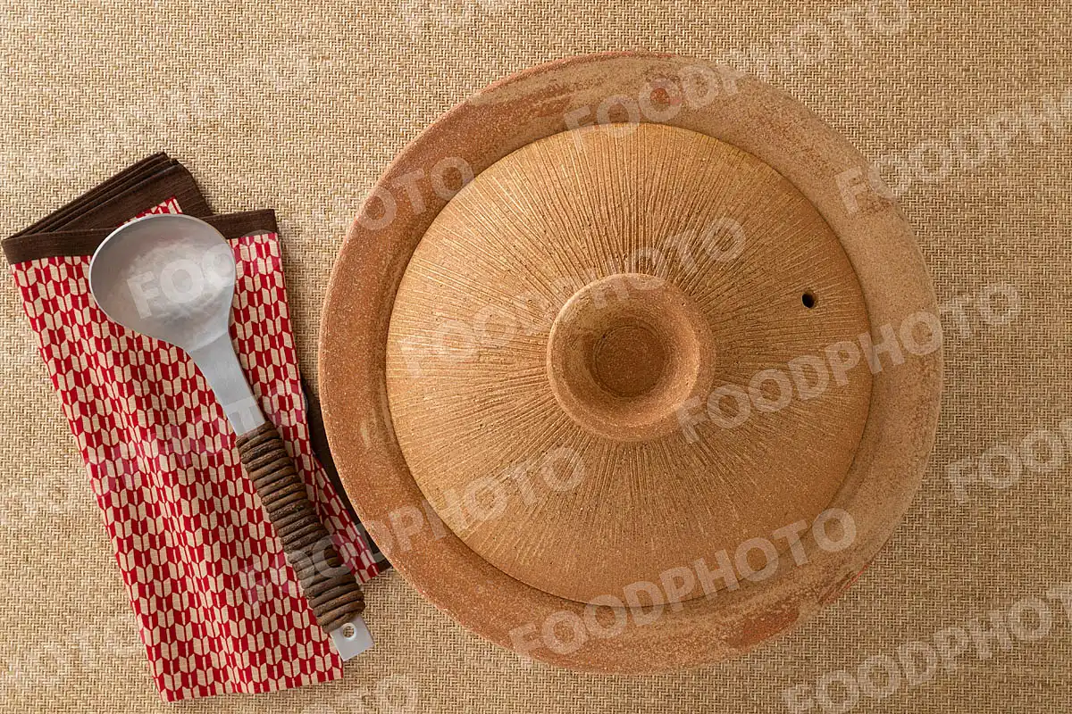 アルミのおたまと素焼きの土鍋 / 蓋閉