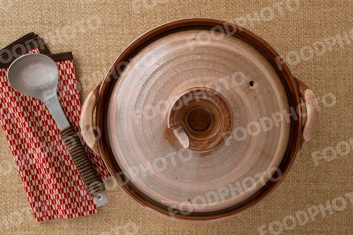 アルミのおたまと渦巻き文様の大きな土鍋 / 蓋閉