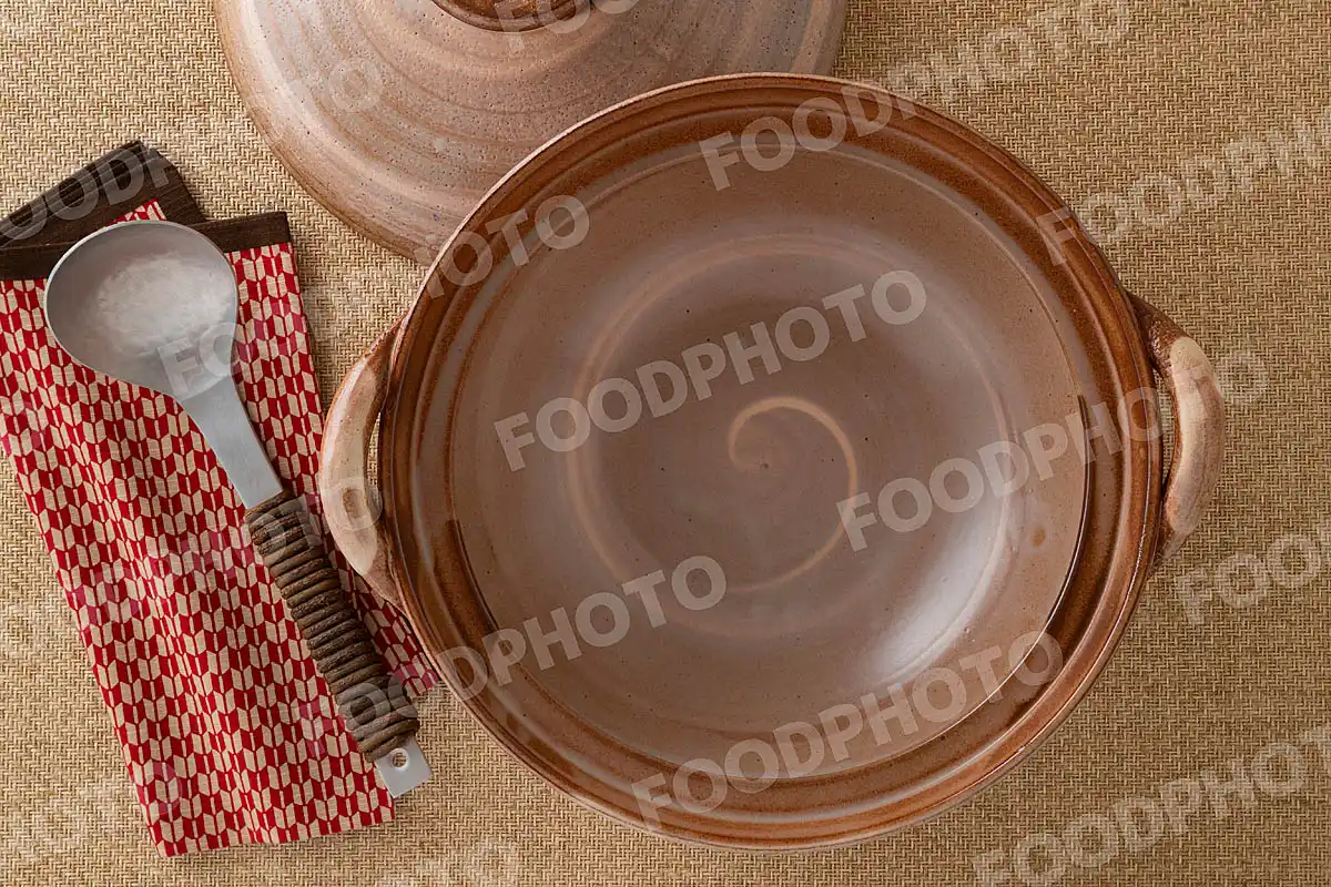 アルミのおたまと渦巻き文様の大きな土鍋 / 蓋開