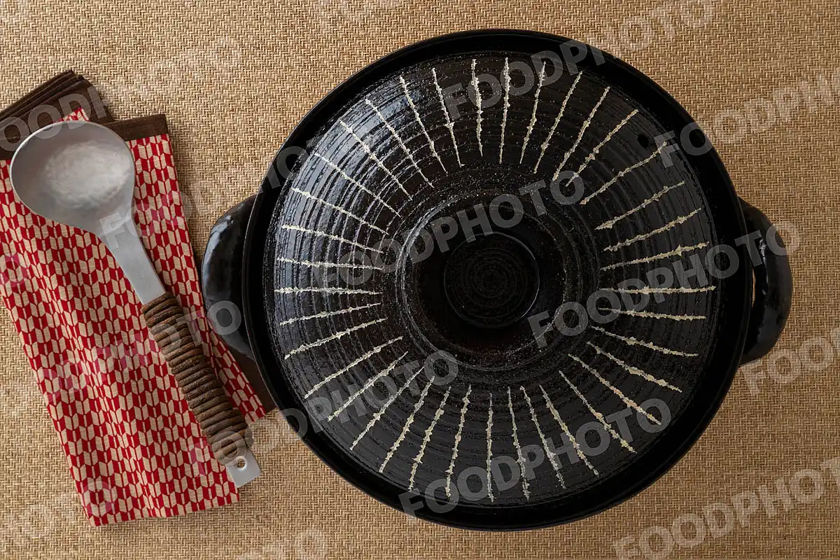 アルミのおたまと放射状の線が可愛い大きな土鍋 / 蓋閉