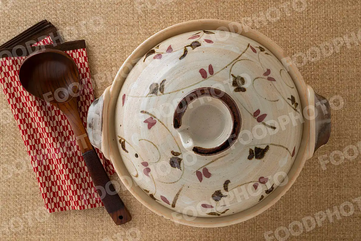 木製のおたまと草花文様の大きな土鍋 / 蓋閉