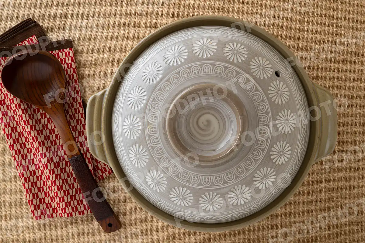 木製のおたまと菊花の文様が特徴的な大きな土鍋 / 蓋閉