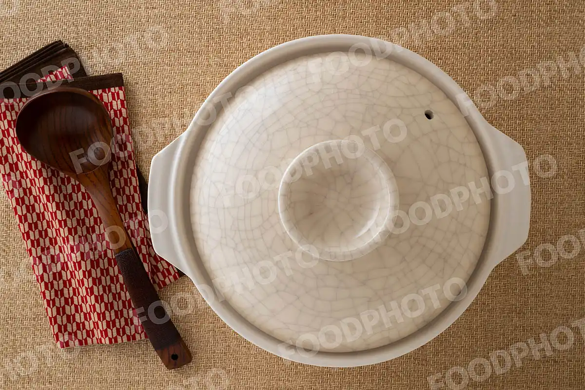 木製のおたまとひび割れ模様の大きな土鍋 / 蓋閉