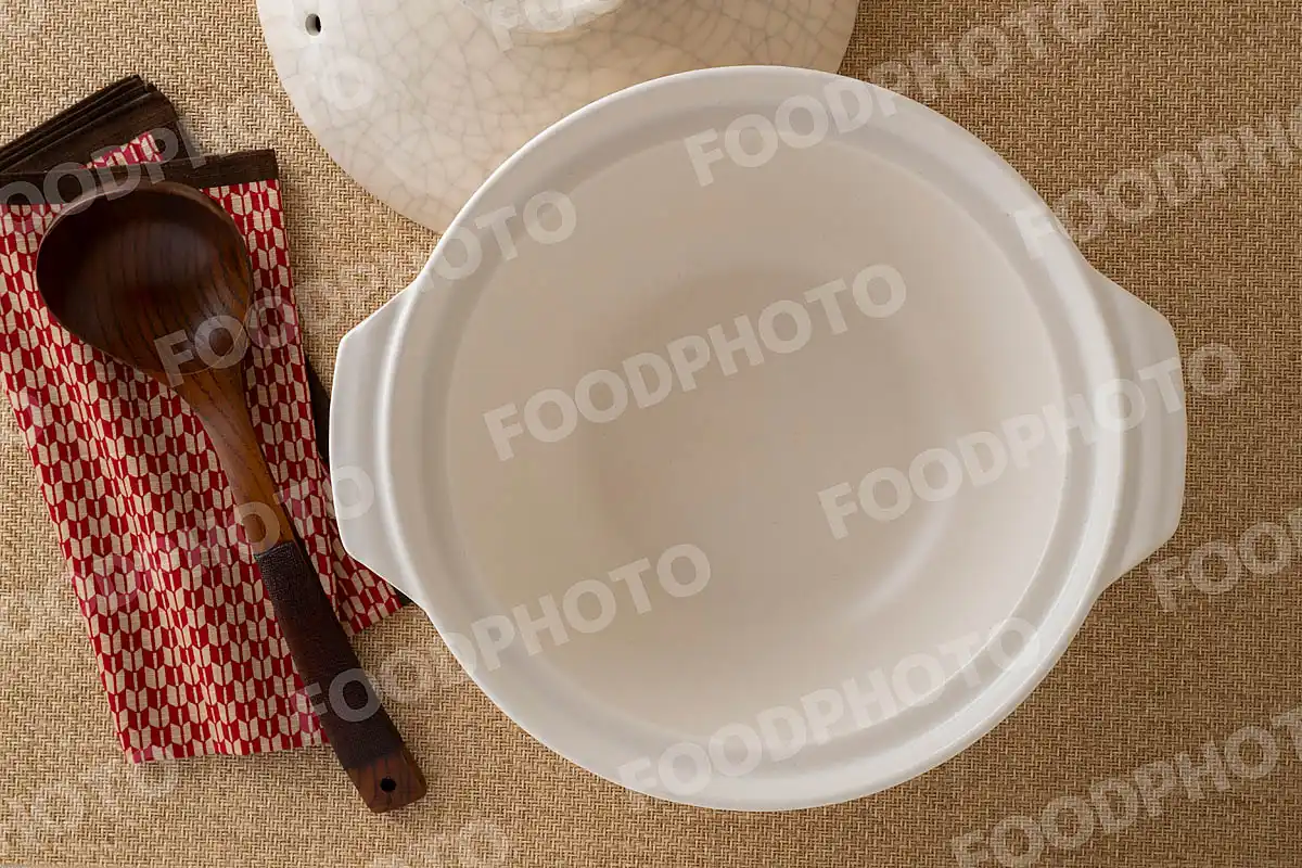 木製のおたまとひび割れ模様の大きな土鍋 / 蓋開