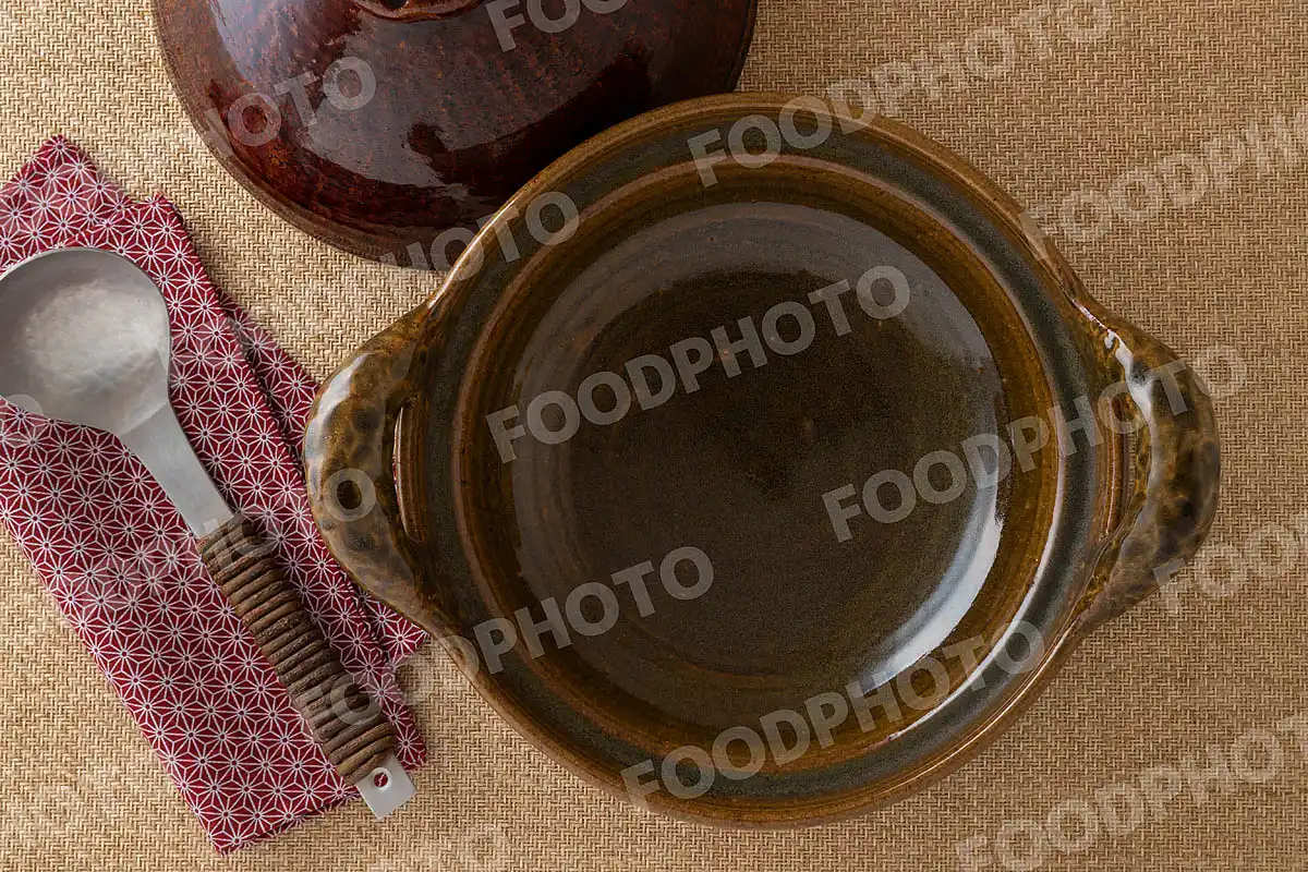 アルミのおたまと肉厚で大きな取手が雰特徴的な鶯色の土鍋 / 蓋開