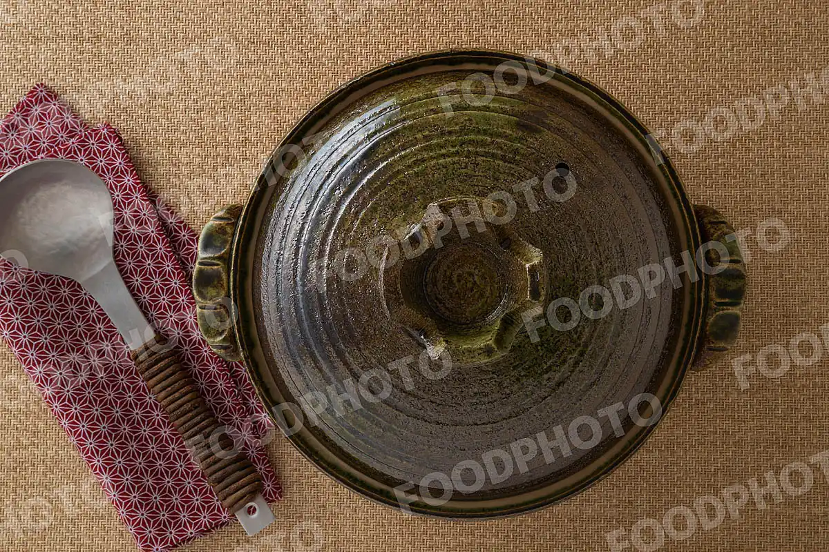 アルミのおたまと深緑の土鍋 / 蓋開