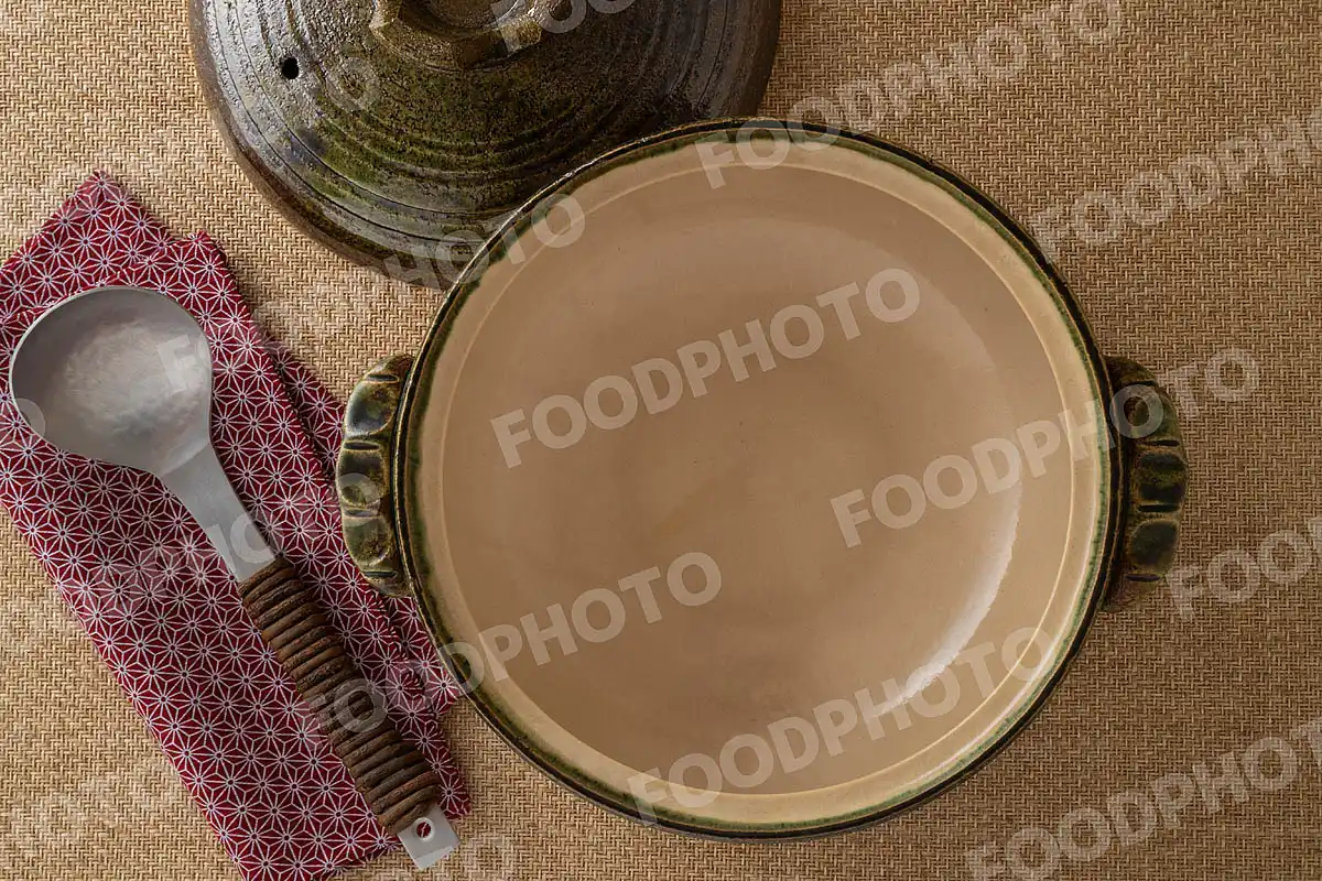 アルミのおたまと深緑の土鍋 / 蓋開